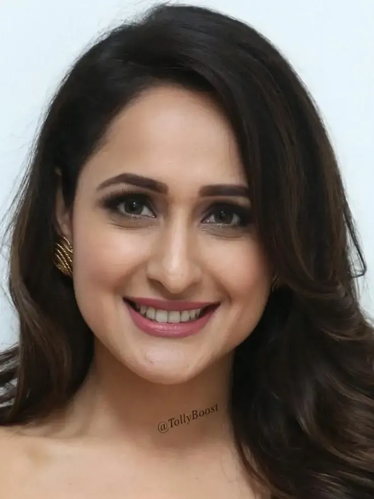 Actress Pragya Jaiswal Without Makeup Real Face Closeup